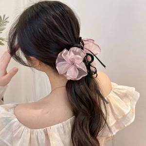 Grote roze organza bloem haarklem met zwart lint voor een elegant kapsel