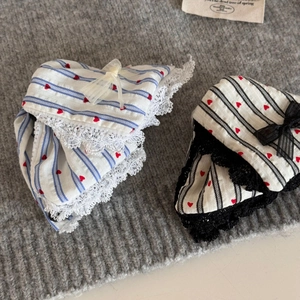 Detail von Herz-bestickten Haarklammern mit Spitzenbesatz und Netzschleifen im French-Stil