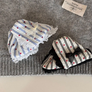 Nahaufnahme von Baumwollslips mit Streifen, Herzprint, Spitzenbesatz und Schleifen
