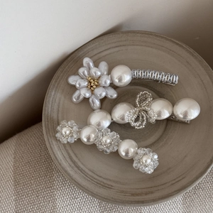 Ensemble détaillé de trois pinces à cheveux en perles baroques et perles de cristal