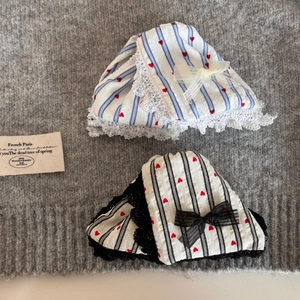 Franse vintage gestreepte haarmuts met kant en rode hartpatronen in blauw en zwart