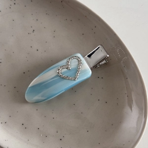 Detailansicht der Acetat-Entenschnabel-Haarspange mit blauem Marmormuster und Herz-Strass