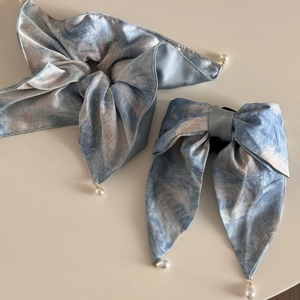 Lot de chouchous style Monet à motif marbre bleu avec d'élégants pendentifs perles