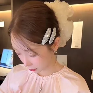 Set di eleganti fermagli per capelli argentati e scrunchie crema per donna