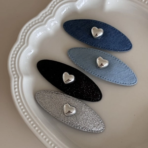 Set di quattro fermagli per capelli ovali in denim e glitter con cuori d'argento