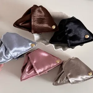 Pince à Cheveux Triangle en Tissu Satiné Avec Étiquette en Métal Doré Pince à Requin Élégante pour Femmes Filles Accessoire de Coiffure