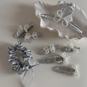 Set accessori per capelli in tessuto argento con fiocco di perle su vassoio conchiglia