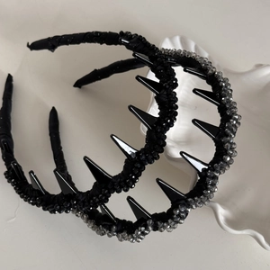 Détail du serre-tête gothique noir avec pointes acérées et perles de cristal gris