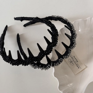 Serre-tête ondulé noir avec cristaux complets et pointes punk pour femmes