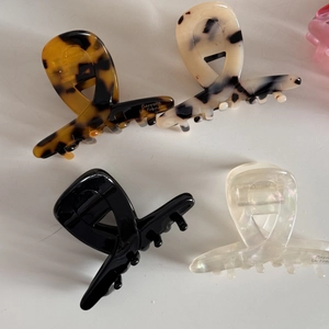 Détails de pinces à cheveux en acétate motifs écaille et couleurs unies variées