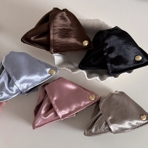 Détails de pinces à cheveux en satin en cinq couleurs avec logos ronds en métal doré
