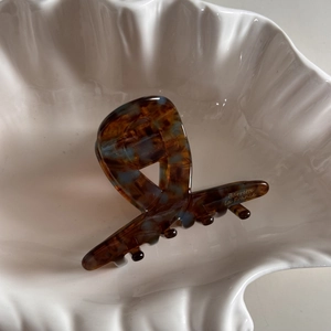 Détail d'une pince à cheveux en acétate écaille avec gravure Barrette La France en bol