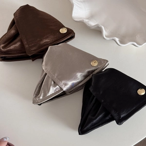 Détail de pinces à cheveux triangle en satin bicolore avec boucles en métal doré gravé