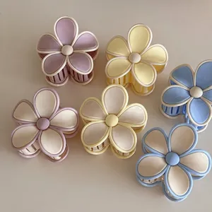 Korean Style Contrast Color Flower Hair Claw Clip Sweet Floral Shark Clip Handmade Hair Accessories For Women Daily Styling