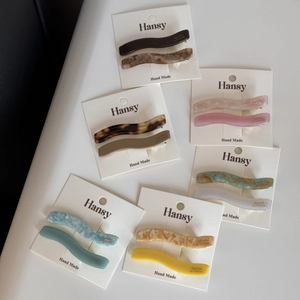 Lot de barrettes à cheveux ondulées en acétate aux motifs écaille et marbre sur blanc
