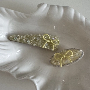 Set di fermagli per capelli in cristallo con fiocchi gialli su vassoio in ceramica