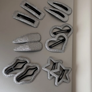 Barrettes à cheveux pailletées argentées en formes d'étoiles et de cœurs
