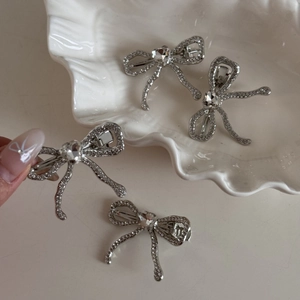 Lot de quatre barrettes à cheveux nuds avec strass et cœur argenté élégant