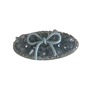 Elegante fermaglio per capelli blu con perline, fiocco e bordo in strass scintillanti