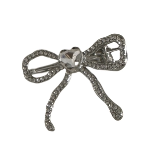 Pince à cheveux noeud argentée avec strass scintillants et cristal coeur sur fond blanc