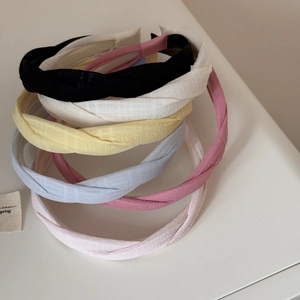 Détail de la texture en tissu torsadé et des dents antidérapantes des bandeaux colorés