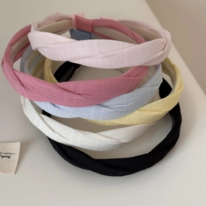 Détail de serre-têtes en tissu torsadé coloré avec dents antidérapantes et texture