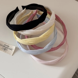 Détail de bandeaux en tissu torsadé montrant la texture plissée et les dents antidérapantes