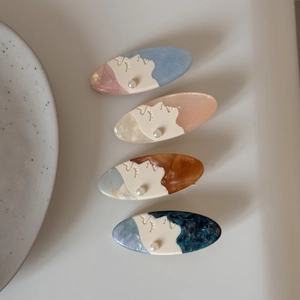 Set of 4 elegant resin duckbill hair clips with feminine profile and pearl accent