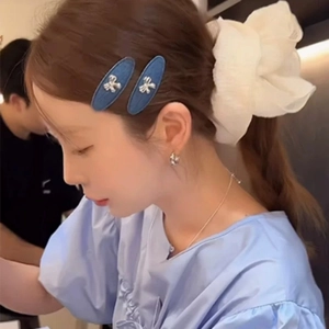 Lot de barrettes en denim bleu avec cœurs argentés et grand chouchou en organza blanc