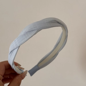 Détail du serre-tête tressé bleu clair avec texture et cadre intérieur mat antidérapant