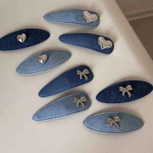 Lot de 8 barrettes en denim avec breloques coeur et noeud en bleu clair et foncé