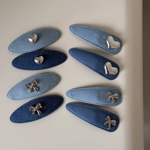 Détail du lot de 8 pinces à cheveux en denim avec ornements cœur et nœud en argent