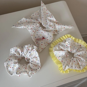 Ensemble de trois chouchous en tissu à pois colorés avec un joli design de nœud