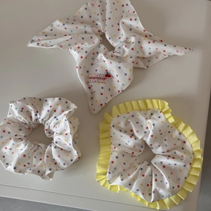 Lot de 3 chouchous à pois colorés avec nœud et bordure en ruban plissé jaune vif