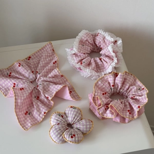 Set de chouchous à carreaux roses et cerises avec dentelle blanche et double couche