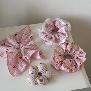 Lot de chouchous à broderie cerise avec bordure en dentelle et accessoires floraux
