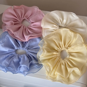 Lot de quatre chouchous en mousseline pastel en rose, crème, bleu et jaune