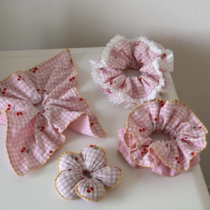 Ensemble de chouchous à carreaux cerise rose avec nœud et motifs floraux