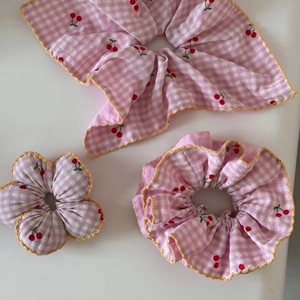 Set de trois chouchous roses à motif cerises avec bords ondulés jaunes et détail nœud