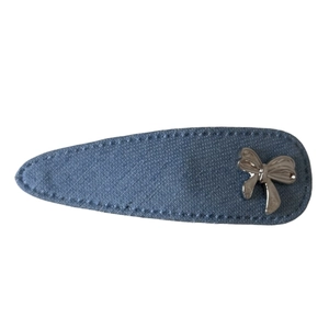 Barrette BB ovale en jean bleu avec nœud argenté et détails de coutures blanches
