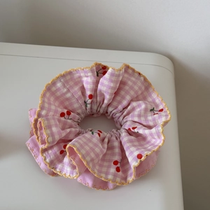Détail du chouchou vichy rose avec imprimé cerise et bordure ondulée jaune brodée