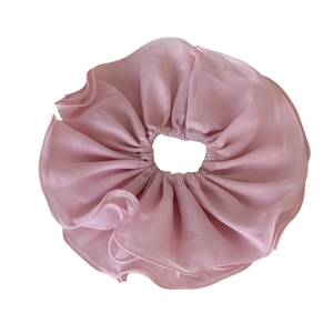 Chouchou élégant en mousseline double épaisseur rose clair avec texture froissée