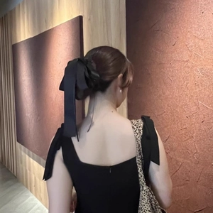 Grande pince à cheveux élégante avec nœud en satin noir pour coiffure arrière femme
