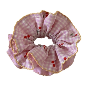Chouchou à carreaux roses avec cerises rouges et bordure ondulée jaune pour cheveux