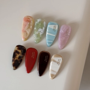Détail de l'ensemble de barrettes en acétate en forme de goutte, motifs marbre et tortue
