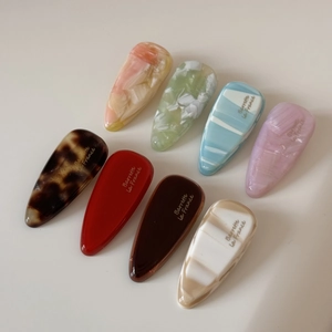 Vue détaillée de 8 barrettes à cheveux goutte en acétate avec texte Barrette la France