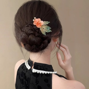 Detail von floraler Haarspange mit orangefarbenen Blüten und Perlen für Hanfu-Frisuren