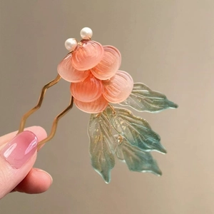 Haarnadel im traditionellen Koi-Stil mit rosa Beeren und grünen Blättern