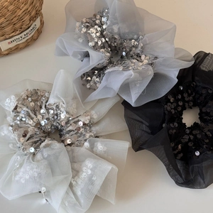 Lot de trois chouchous en organza à paillettes en blanc, gris et noir élégant