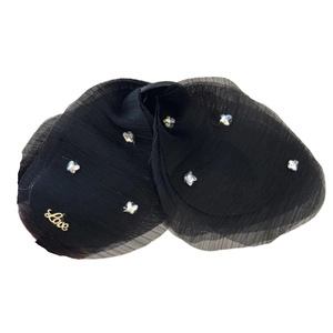 Pinza per capelli in tulle nero stile francese con fiori di strass e dettaglio Love dorato
